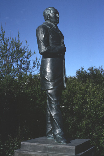 Color photo of statue, larger version.