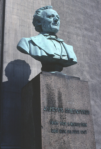Color photo of statue, larger version.