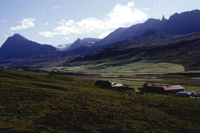 Color photo of Steinsstaðir, larger version.