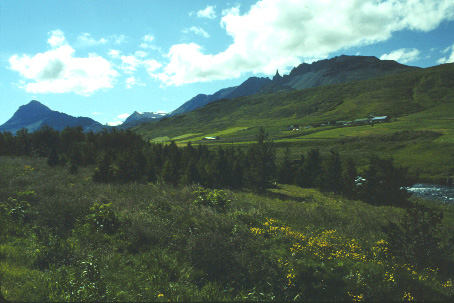 Color photo of Öxnadalur, larger version.