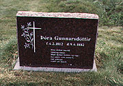 Color photo of Þóra Gunnarsdóttir's grave, small version.