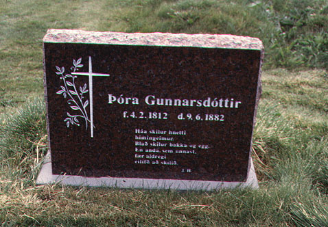 Color photo of Þóra Gunnarsdóttir's grave, larger version.