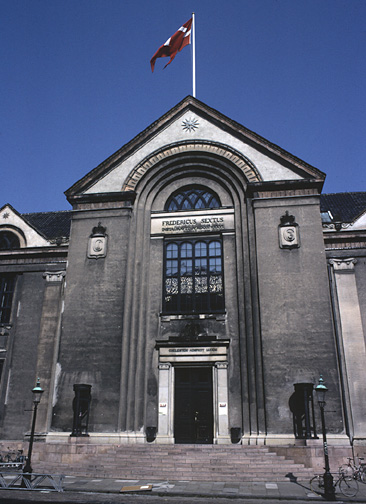 Color photo of portal of Copenhagen University, larger version.