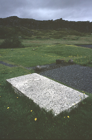 Color photo of Jónas's grave, larger version.