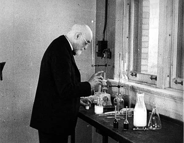 Image of Stephen Babcock in his lab