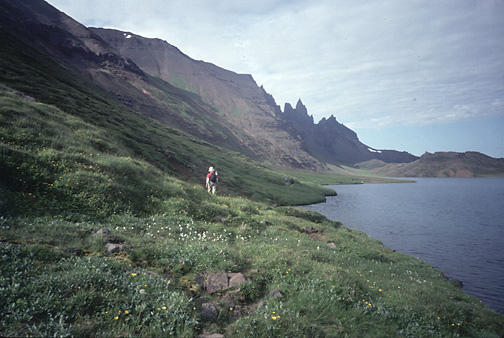 Color photo of Hraunsvatn, larger version.