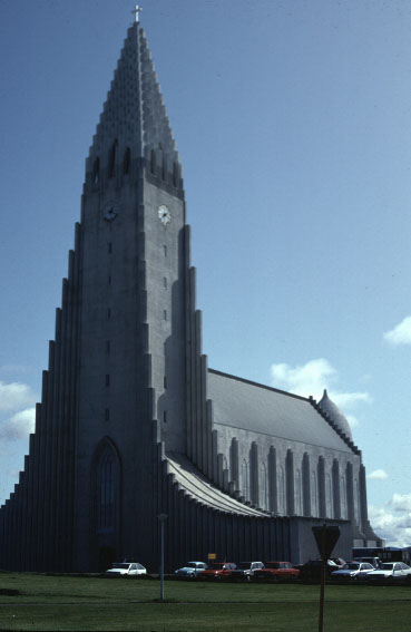 Color photo of Hallgrímskirkja, larger version.
