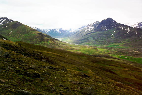 Color photo of Öxnadalur, larger version.