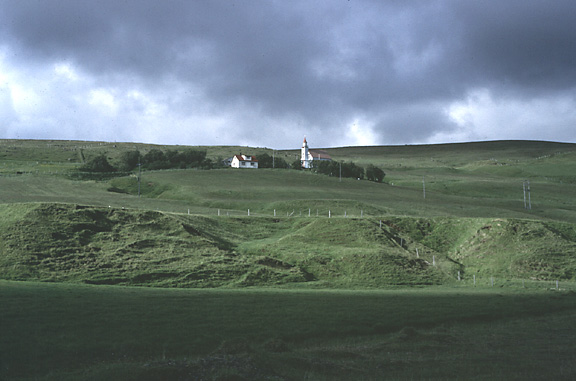 Color photo of Hlíðarendi, larger version.
